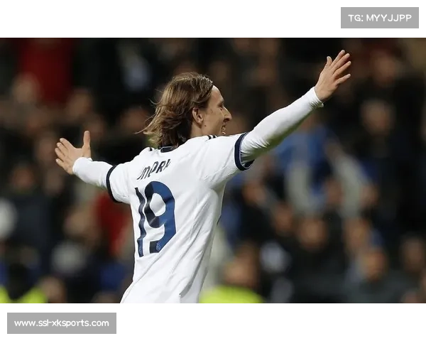 终场哨响，克罗地亚老将莫德里奇跪地掩面，40岁中场仍为球队拼搏